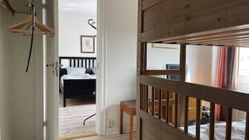 Quarto básico, 2 quartos, vista para a cidade | Individualmente decorados, individualmente mobiliados, escrivaninha
