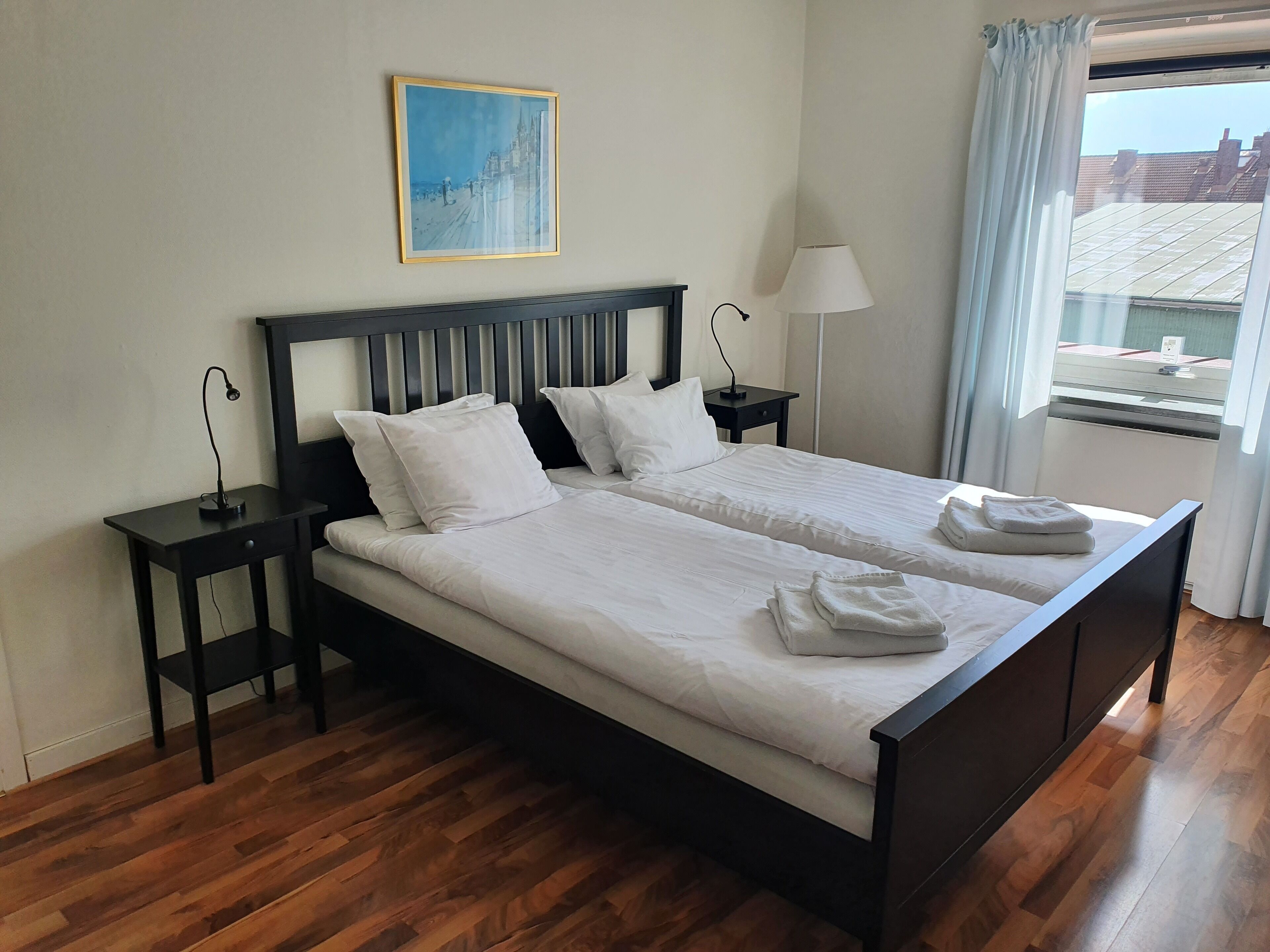 Decoración personalizada, muebles diferentes y cortinas blackout 