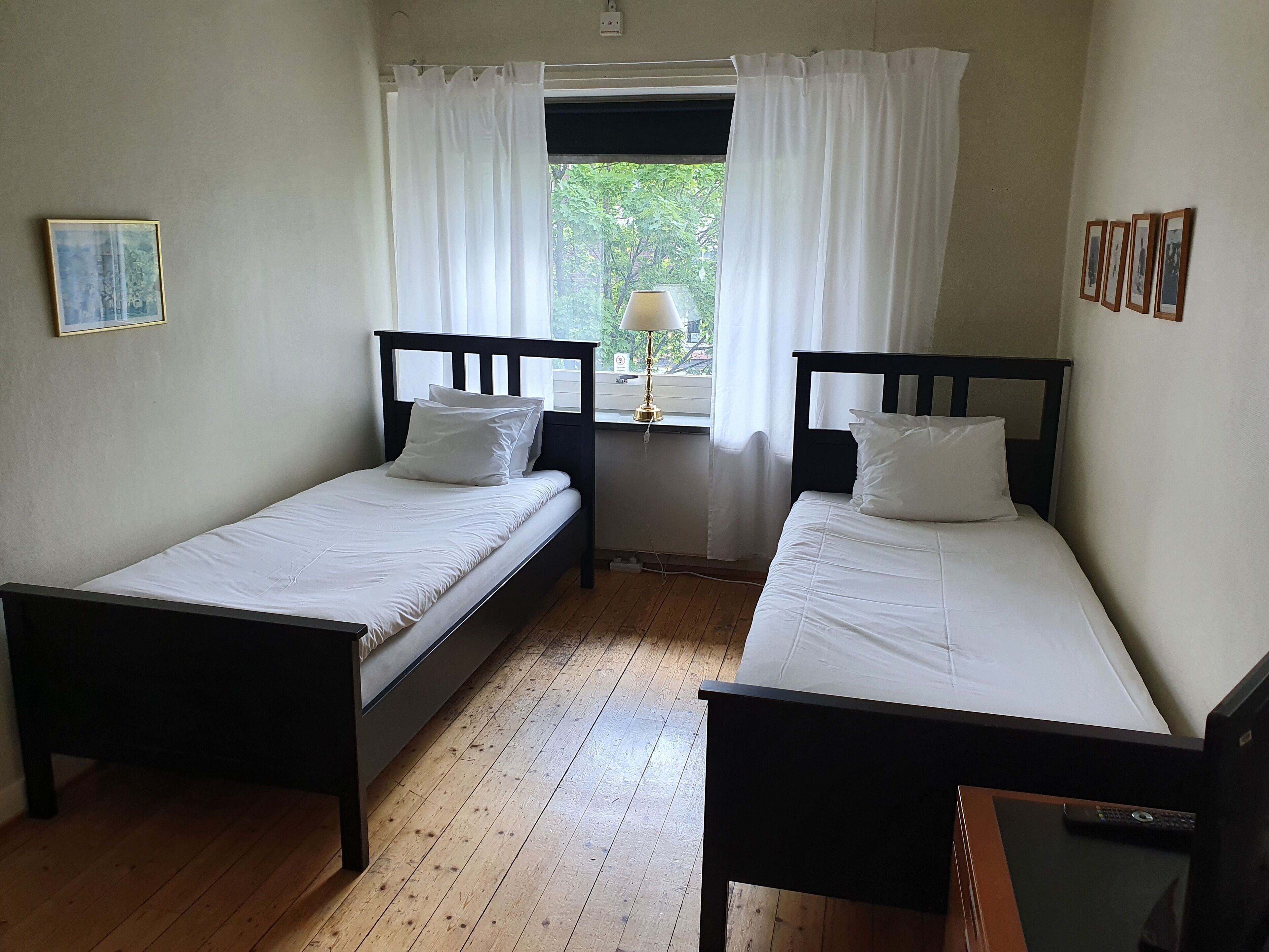 Decoración personalizada, muebles diferentes y cortinas blackout 