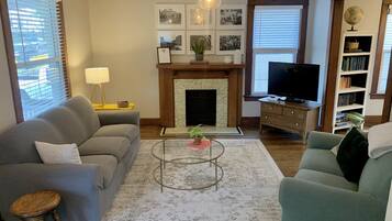 TV connectée, livres, espaces bureaux, écrans d'ordinateur