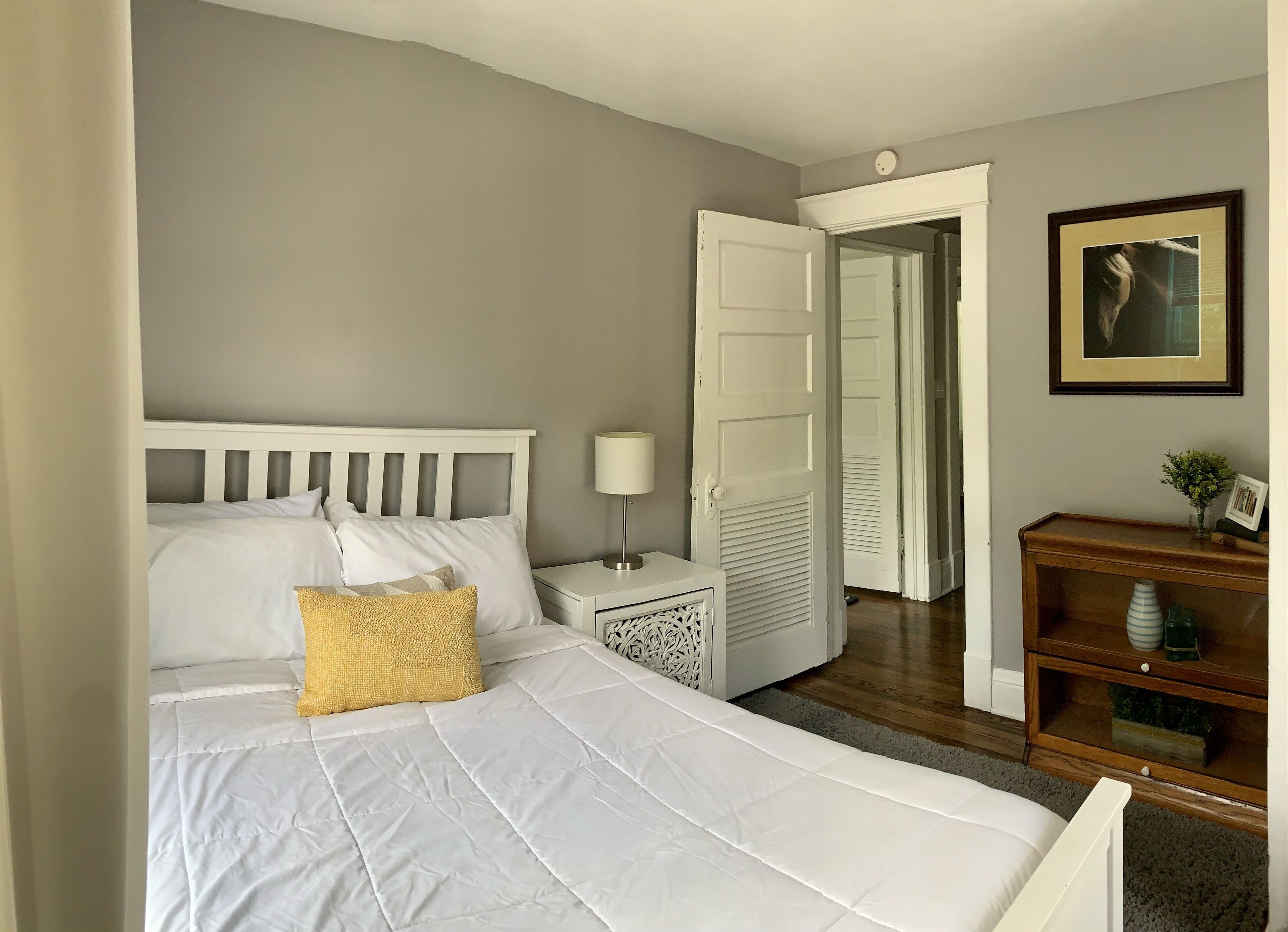 3 chambres, bureau, fer et planche à repasser, lit parapluie