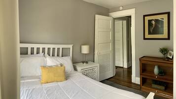 3 chambres, bureau, fer et planche à repasser, lit parapluie