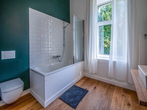 Combined shower/tub, towels - Castle in Ferrières with Pond Garden (Ferrieres)