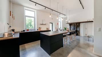 Frigorífico, horno, lavavajillas y máquina de café espresso