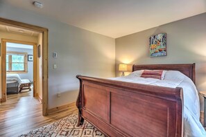 2 bedrooms, desk, Internet, bed sheets