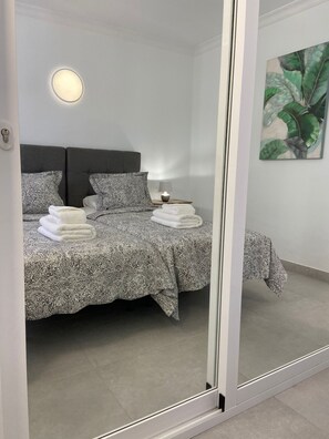 2 slaapkamers, een strijkplank/strijkijzer, reisbedje, gratis wifi