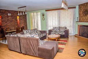 TV - Premium Apartment on Riverside Drive - Room 4 (Nairobi)