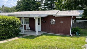 A small building with a porch and a sign that reads "PAP'S PLACE". - Pap's Place (Rockwood)