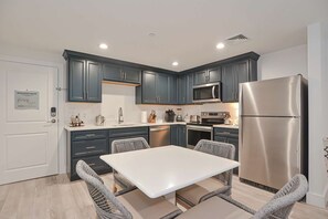 Frigorífic, microones, forn i placa de cuina 