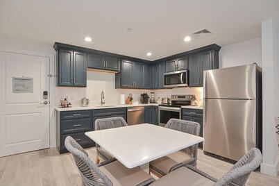 Luxury One Bedroom Condo (625S.F.)