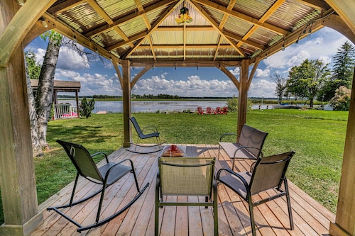 Pigeon Lakeside Family Cottage With Amazing Views Lots of Activities and Fishing