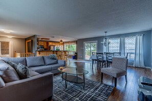 Een smart-tv, een open haard, een tafeltennistafel en boeken