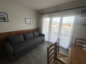 TV - Studio cabin for 4, near slopes, balcony, elevator, central location (Les Angles)