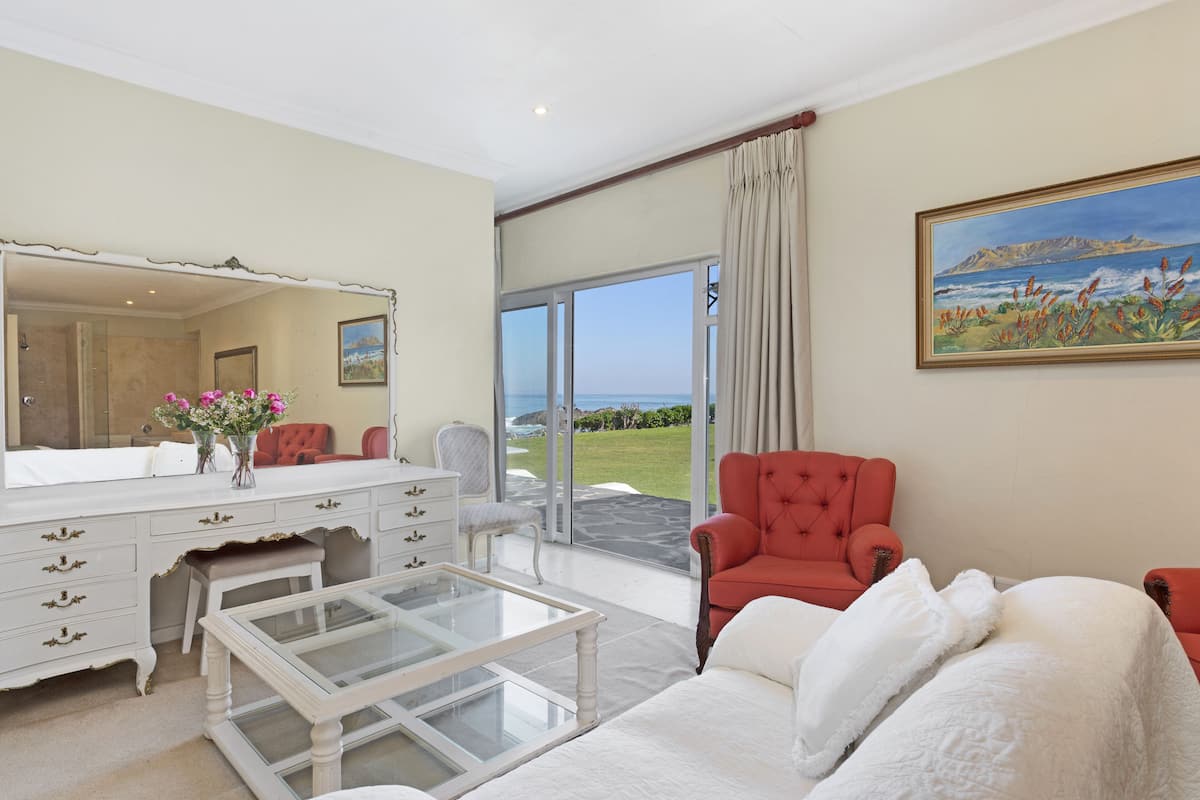 Economy Room | Living area | Flat-screen TV