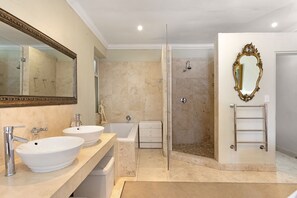 Classic Double Room | Bathroom | Separate bathtub and shower