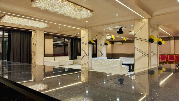Une chambre d’hôtel dotée d’un grand miroir, d’un lit, d’un coin salon et offrant une vue sur la pièce.