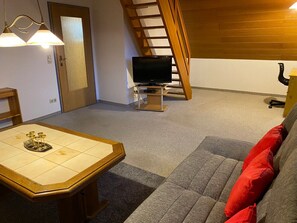 Älytelevisio, kirjoja, työhuone