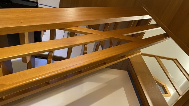 Un escalier en bois, au design simple, menant à l’étage supérieur.