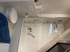 Ensemble douche/baignoire, sèche-cheveux, serviettes fournies, savon