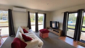 Fernseher, Kamin, DVD-Player, Bücher