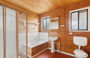 Badewanne, Haartrockner, Handtücher, Seife