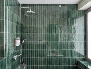 Dusche, umweltfreundliche Kosmetikartikel, Haartrockner, Handtücher