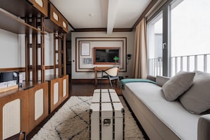 Grand suite | Woonruimte | Een 43-inch smart-tv met digitale zenders en televisie