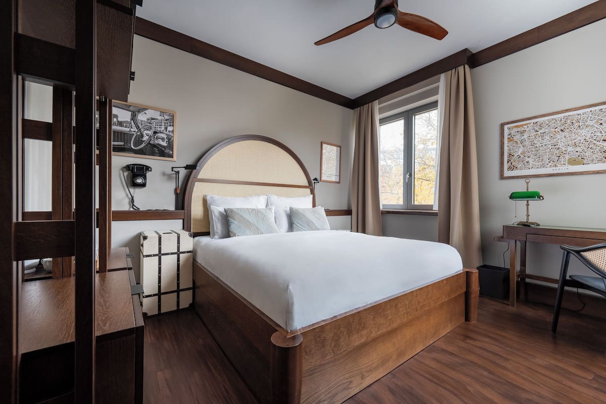 Standard Room, 1 Queen Bed | 1 bilik tidur, peralatan tempat tidur premium, busa memori