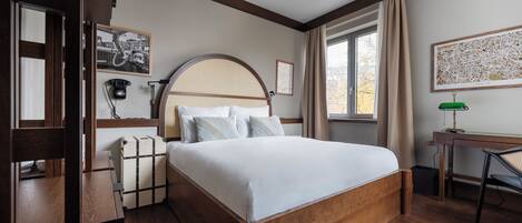 Standard Room, 1 Queen Bed | 1 bedroom, premium bedding, memory foam beds, in-room safe