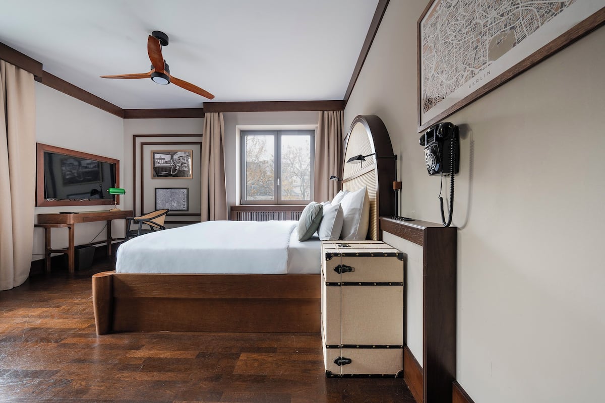 Superior Room, 1 Queen Bed with Sofa bed, Terrace | 1 bilik tidur, peralatan tempat tidur premium, busa memori