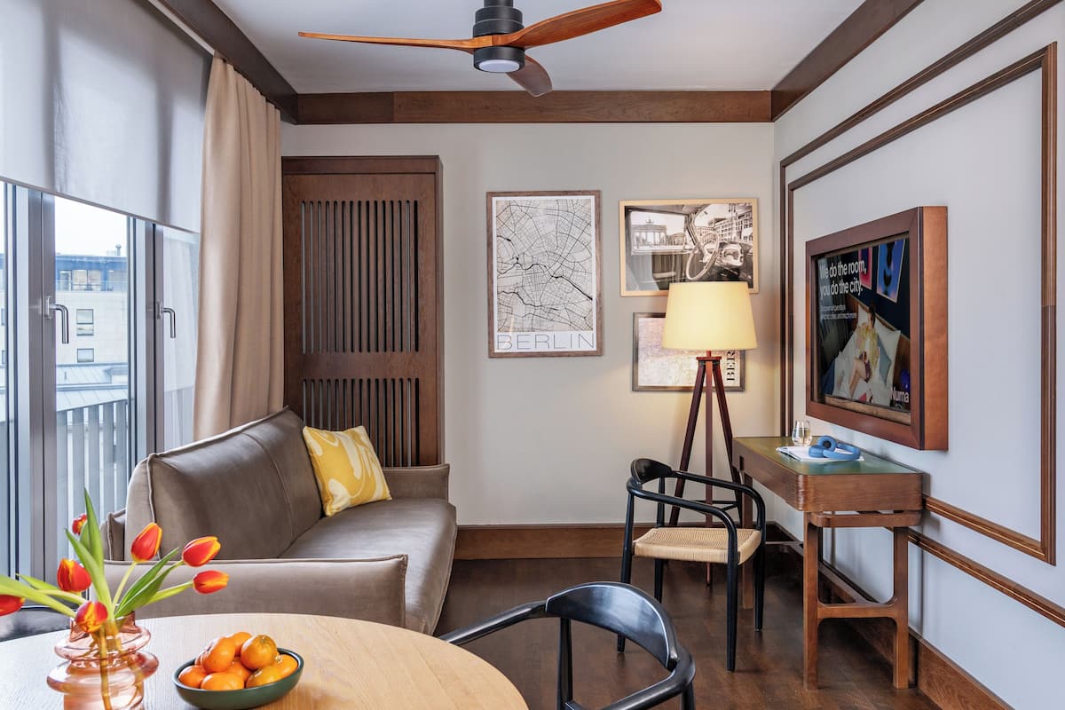 Apartment, 1 Queen Bed with Sofa bed | Coin séjour | TV connectée de 43 pouces avec chaßnes numériques, télévision