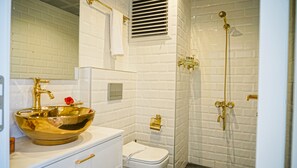 Appartement | Badkamer | Een douche, een regendouche, een haardroger, handdoeken