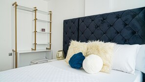 1 Schlafzimmer, hochwertige Bettwaren, Zimmersafe, Schreibtisch