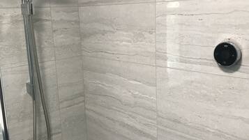 Deluxe Apartment | Bathroom | Shower, free toiletries, hair dryer, towels