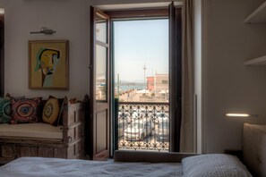 1 bedroom, bed sheets