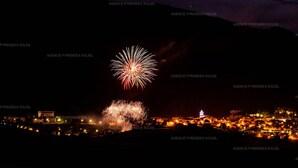 A nighttime cityscape with fireworks over a body of water reflecting city lights. - Cozy 2* Apt, Ski-In/Out, Sleeps 4, Balcony, Parking, Near Hot Springs (Les Angles)