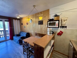 Interior - Cozy 2* Apt, Ski-In/Out, Sleeps 4, Balcony, Parking, Near Hot Springs (Les Angles)