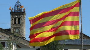 Un bâtiment historique doté d’un clocher et d’un grand drapeau.