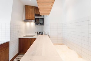 Frigorifero, microonde, forno, piano cottura