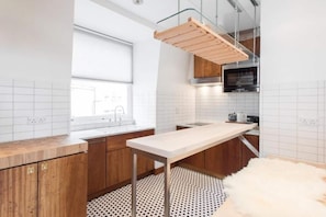 Réfrigérateur, micro-ondes, four, plaque de cuisson