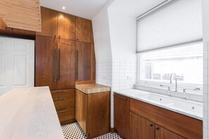 Hair dryer, towels - The Leicester Square Apartment by HoK Living (London)