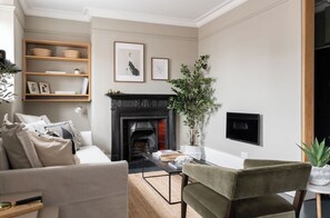Smart TV - The Leicester Square Apartment by HoK Living (London)