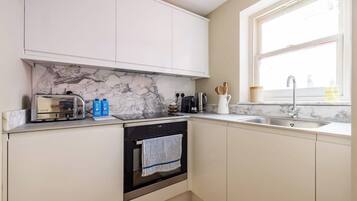 Kjøleskap, ovn, kokeplater og oppvaskmaskin