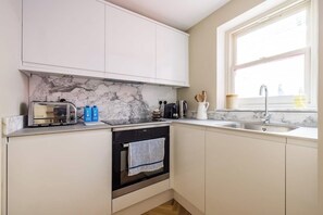 Fridge, oven, stovetop, dishwasher