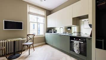 Fridge, oven, stovetop, dishwasher