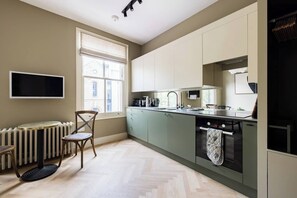 Fridge, oven, stovetop, dishwasher