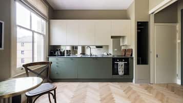 Fridge, oven, stovetop, dishwasher