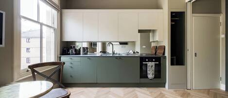 Fridge, oven, stovetop, dishwasher