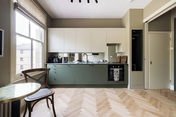 Fridge, oven, stovetop, dishwasher