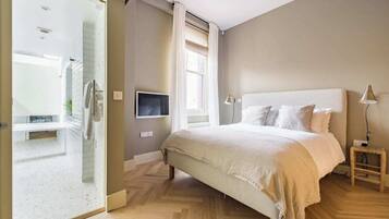 1 bedroom, iron/ironing board, travel cot, free WiFi